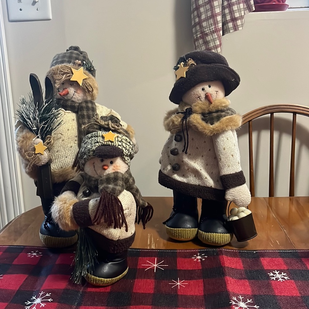 Standing Snowman Family of 3